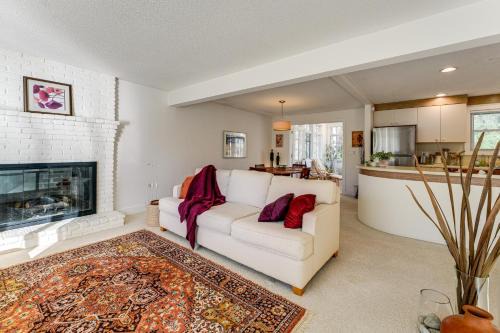 Brunswick House | 1 Mi to Maine Street! MCM-Style Home in Brunswick