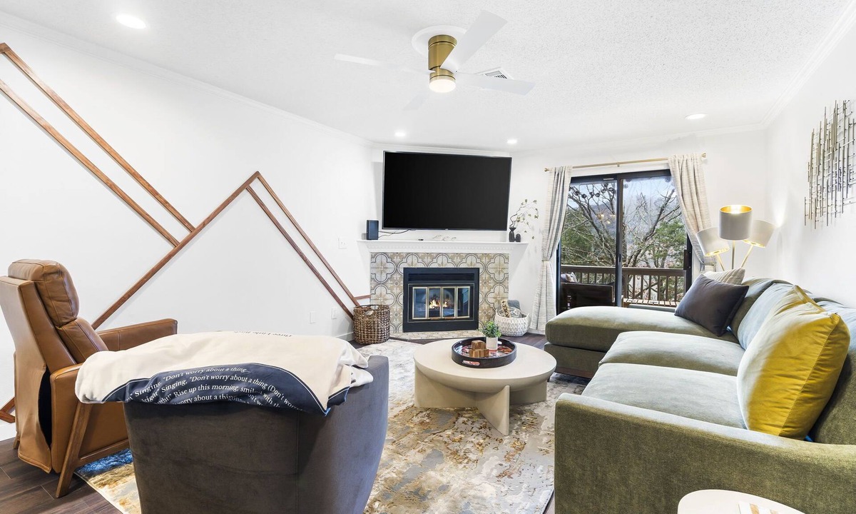 Table Rock Condo | 15% Off Pet-Friendly Condo at Pointe Royale water view and West Elm furniture!