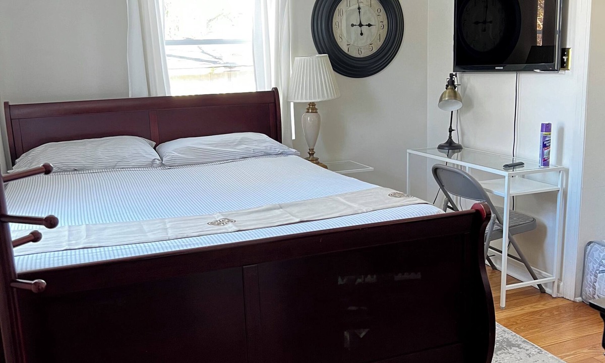 Falls Church House | 2 Bdrm Aloha home Falls Church
