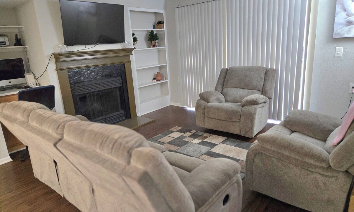 Gaithersburg Apartment | 2-bed apartment, heart of RIO, Gaithersburg! Near 1-270, commuter convenient.