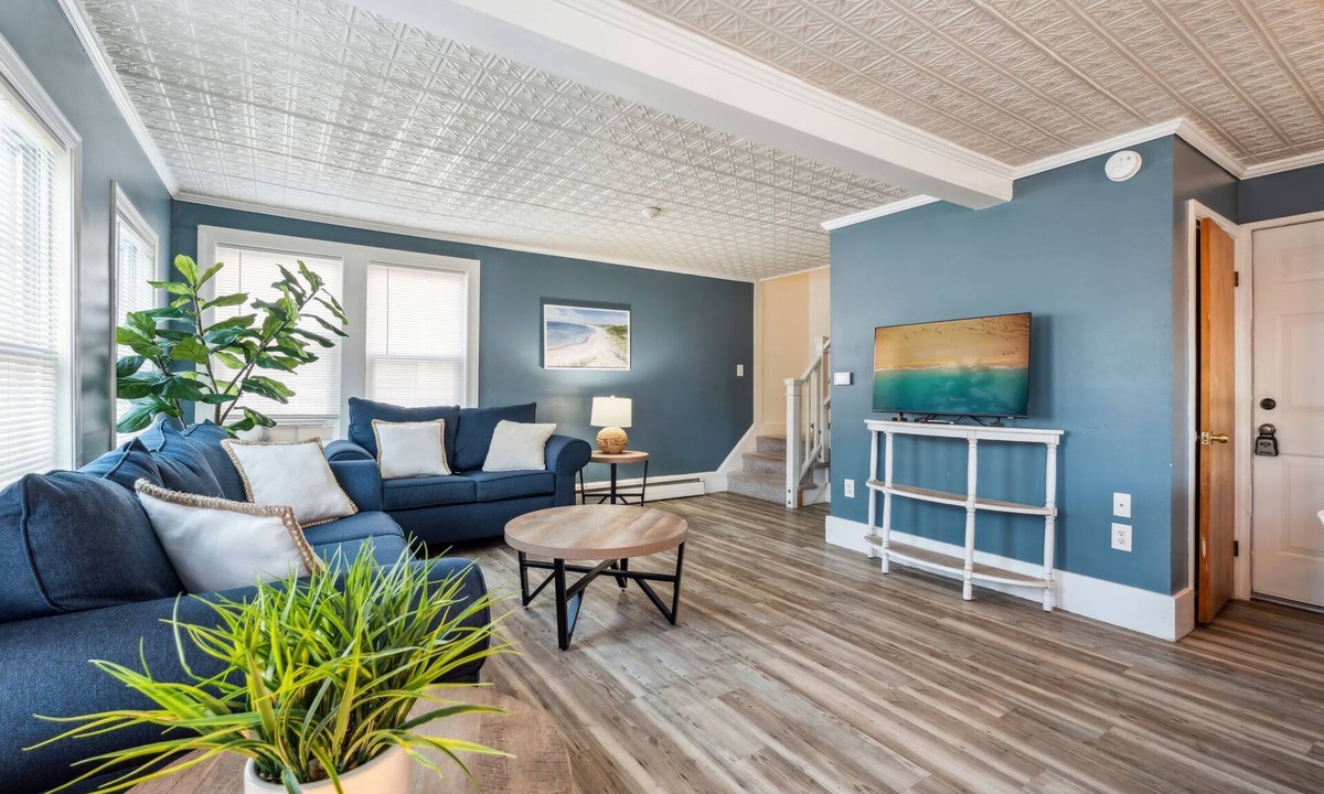 Hampton House | 2 Family | Walk to Beach | Parking | Yard
