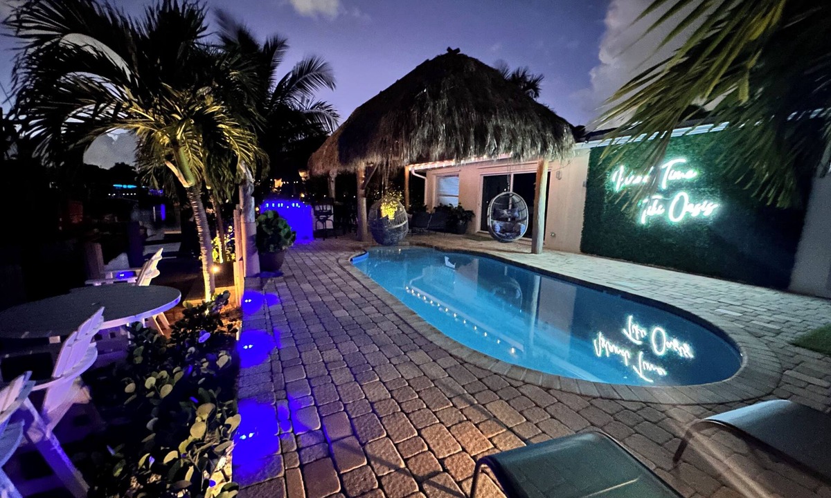 Garden Isles House | 2 miles from the beach! Heated pool/Hot tub/free kayaks & so much more