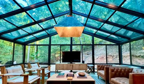 Eureka Springs House | 2 Stylish Cabins 1 Stunning Property 6 Guests