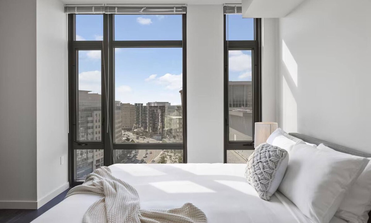 Bluemont Hotel | 2 Units | Ballston Haven |Rooftop View & Kitchen | Near US Marine Corps Memorial