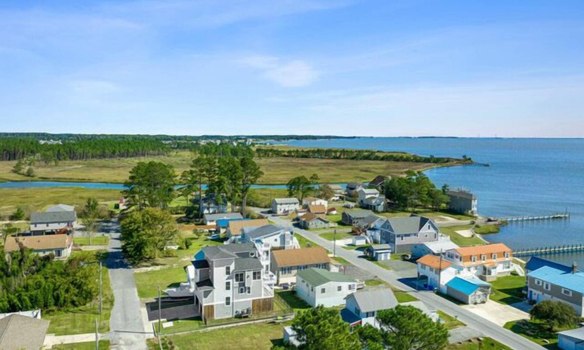 Long Neck House | 28295 Russell St- Amazing Oak Orchard 3 level single family home! Bring your boat and fishing pole.