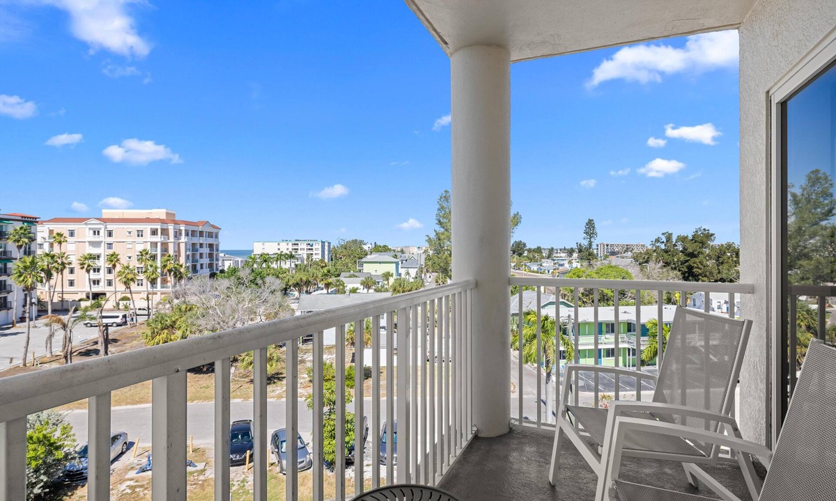 Treasure Island Condo | 2BR/2BA Beach Condo: Couples' Retreat