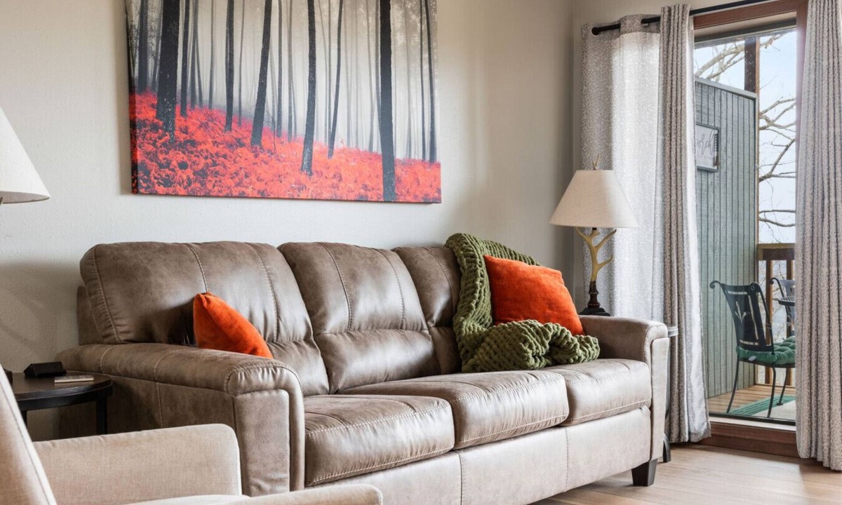 Notch Estates Condo | 2mi to Silver Dollar City | Pool & Playground- Whistle Stop Haven