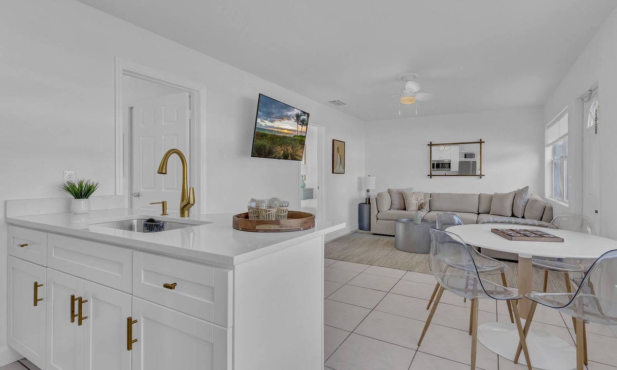 Vero Beach House | 3-bedroom-2 Full Bath Beach House mnts to Central Beach & downtown