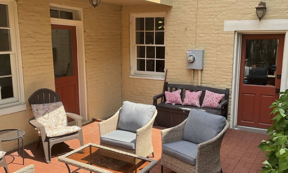 Downtown House | 4 Bedroom, 3 Bath Big Downtown Frederick home, w/Private Patio & fire table