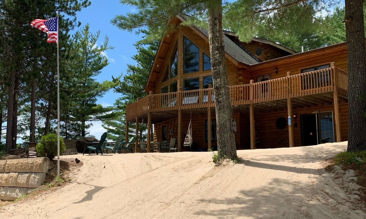 Pine River Pond Cabin | 4 Season Cozy log Cabin/Lake/fire pit/game room/