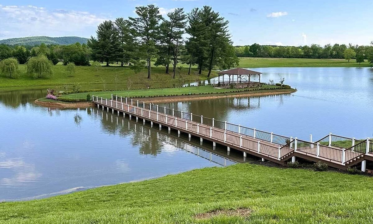 Purcellville Bed & Breakfast | 5BR Lakefront Estate w/Private Island Access/Entire House + Breakfast Included