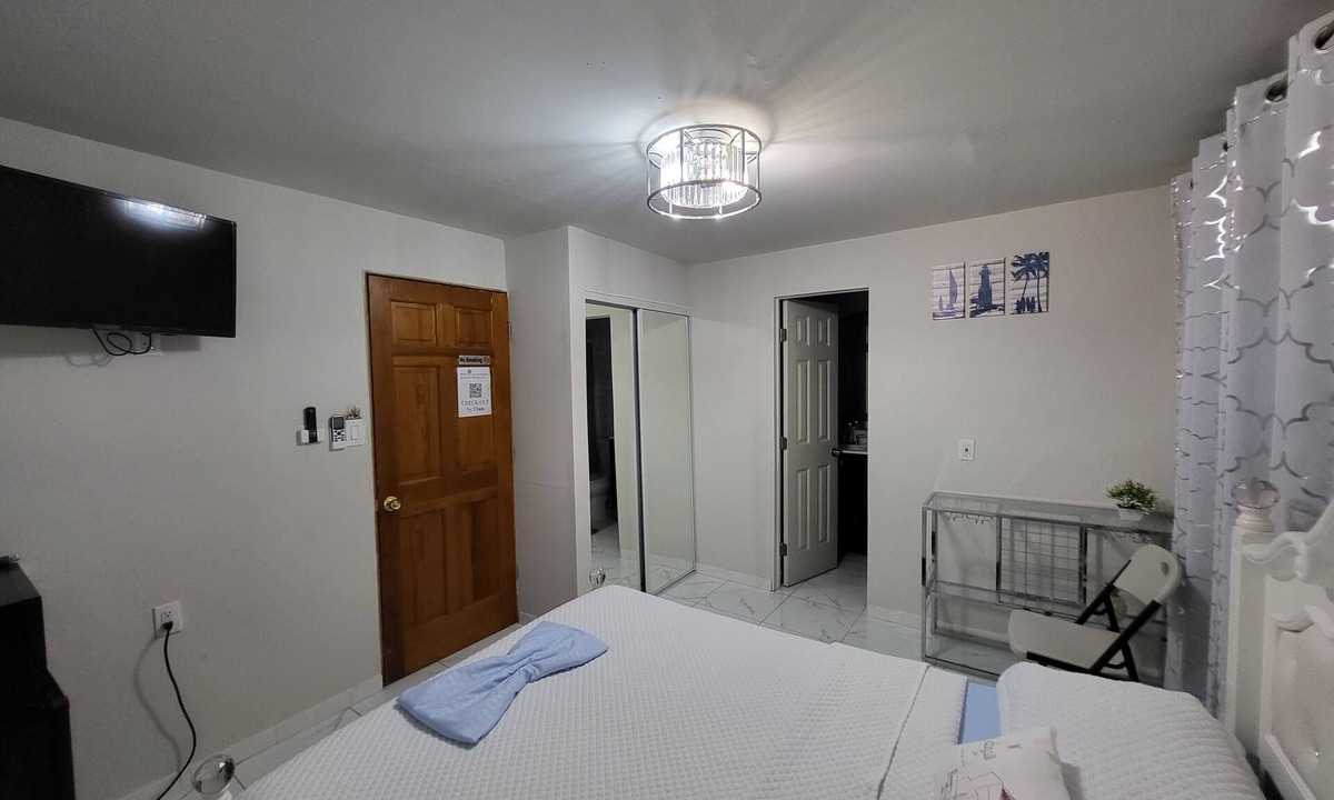 Little Havana Bed & Breakfast | A Nice Private Bedroom and Bathroom in Centrally-Located Miami with AC e2