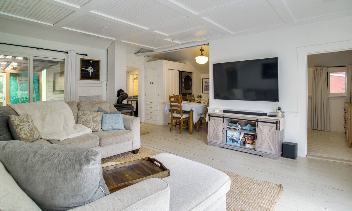 Centerville Cottage | Access to Centerville's Resident Beaches! Cozy Gem