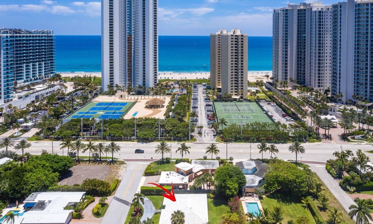 Singer Island House | Across from Beach | Renovated Coastal Home, Gourmet Kitchen & Jetted Tub