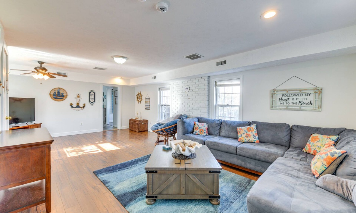 Colonial Beach Cottage | Adorable Cottage: Fire Pit, Walk to Colonial Beach
