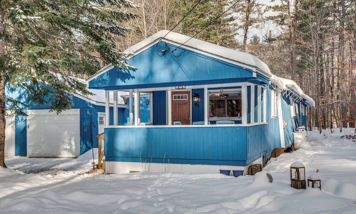 Chocorua Cabin | All-Season Getaway in Tamworth: Pets Welcome!
