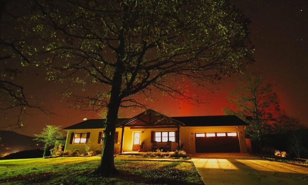 Jasper House | Almost Heaven Jasper Retreat with Fall views of Jasper, AR