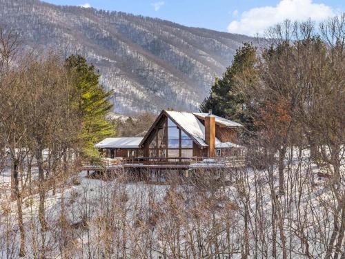 Moorefield Ski Chalet | Amazing Views Hot Tub Deck FirePit & Game Room