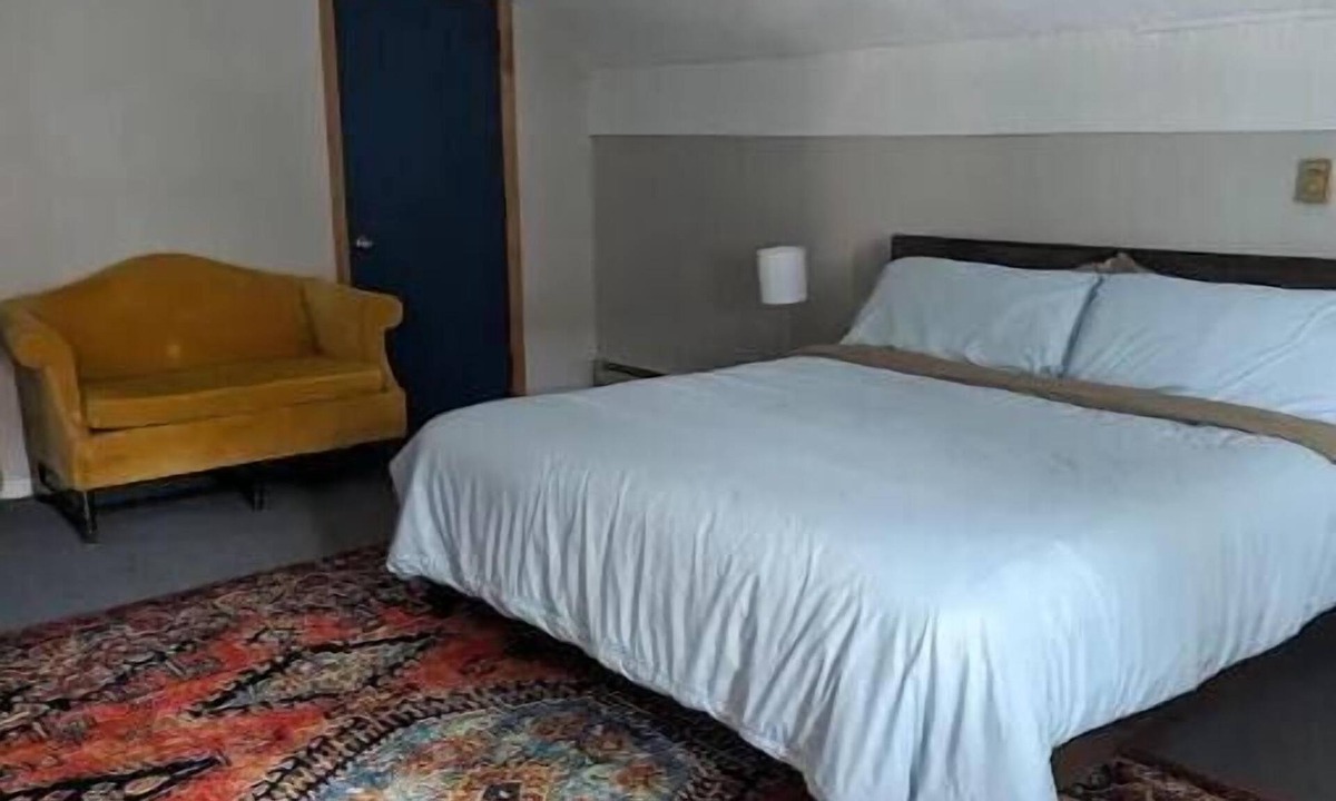 Bath Apartment | Apartment over shops in Bath Historic District