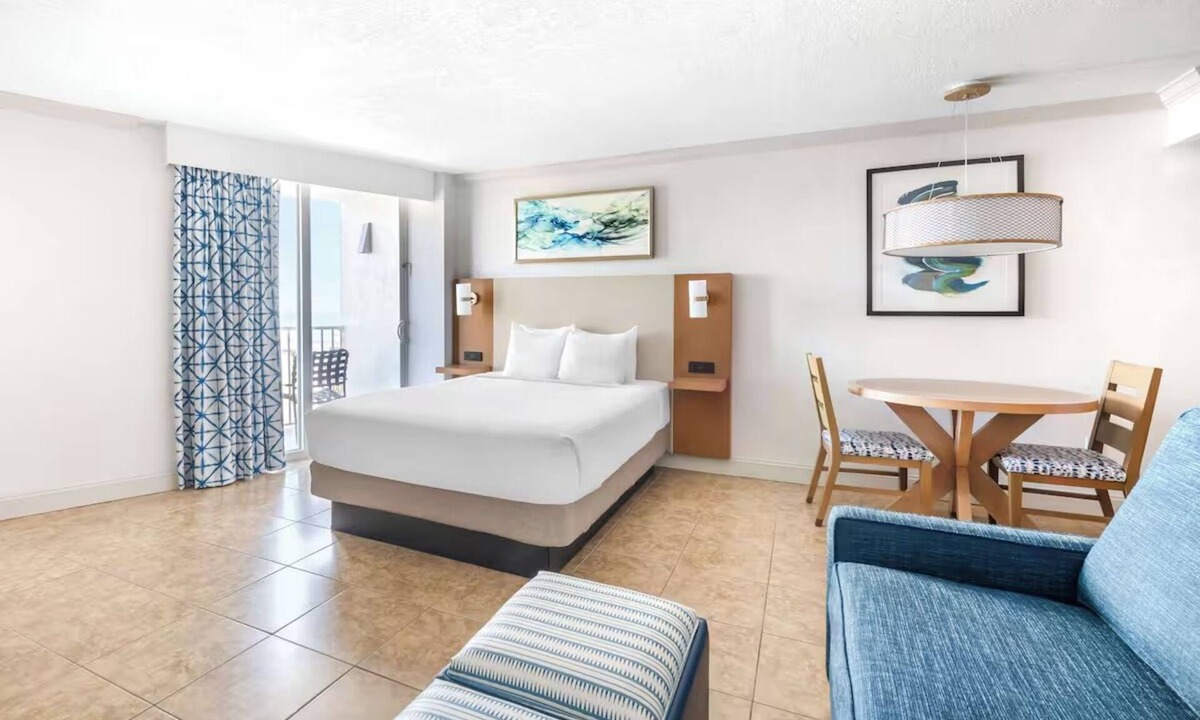 Seminole Park Hotel | Atlantic Beach Studio w/Kitchen l Pools, BBQ Area near Daytona Speedway