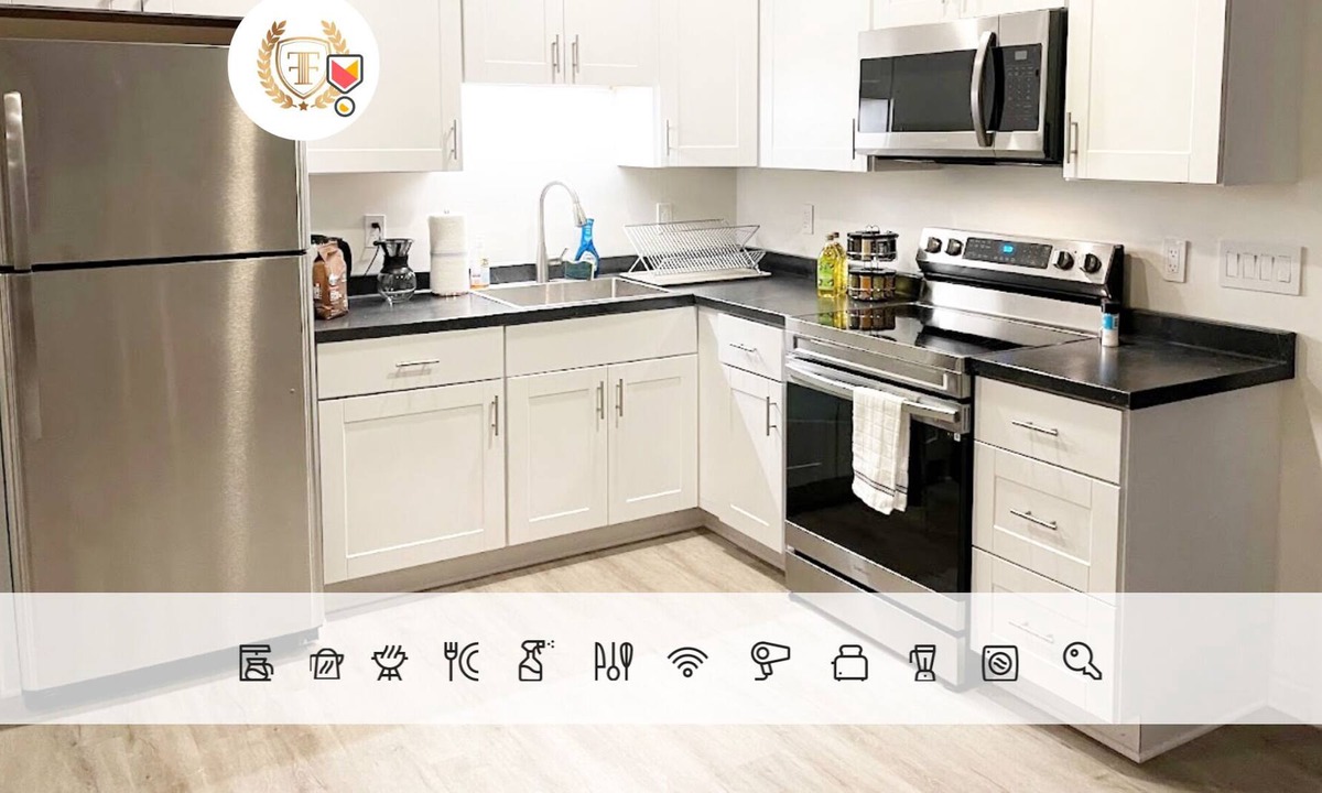 Warrenton Villa | Baldwin Cottage: king bed, office, bath, projector, Fast Wi-Fi