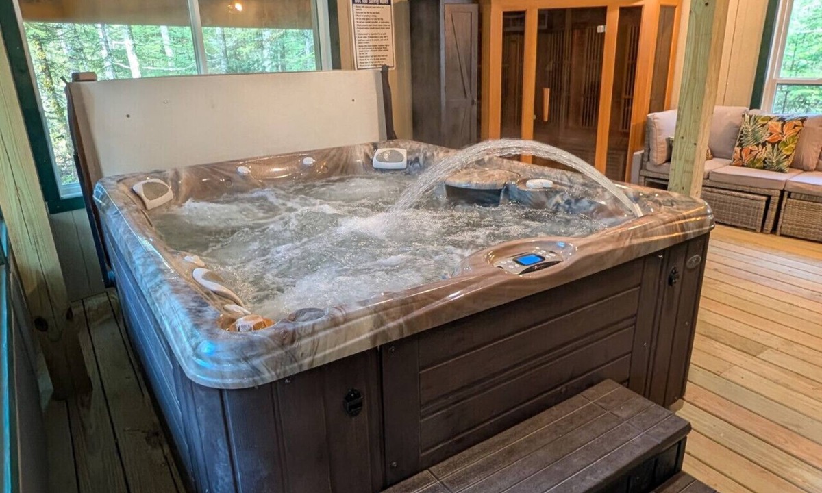 Hancock Cabin | Bar Harbor Cabin with Treehouse Suite & Hot Tub