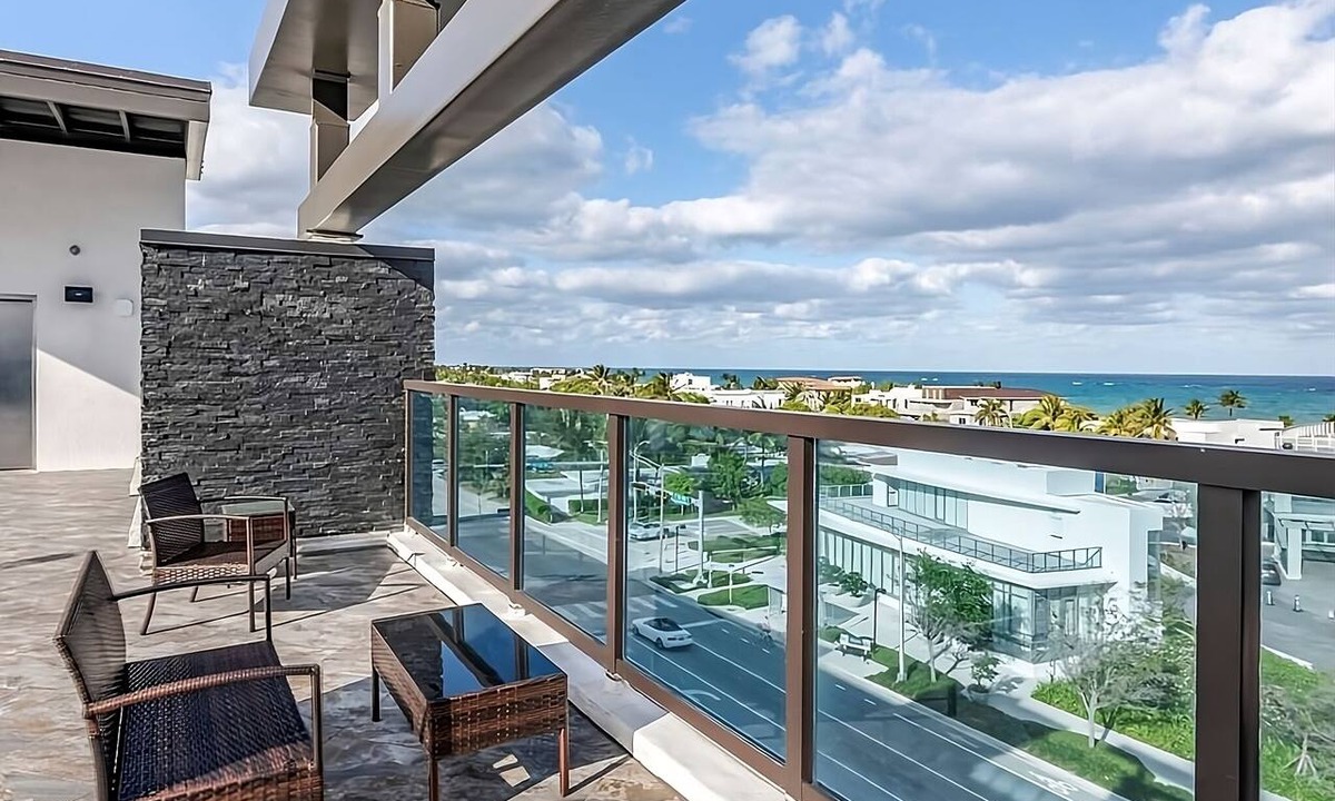 Lauderdale Beach Hotel | Beach Getaway! Stylish Unit, Steps to Beach, Pool, Valet Parking