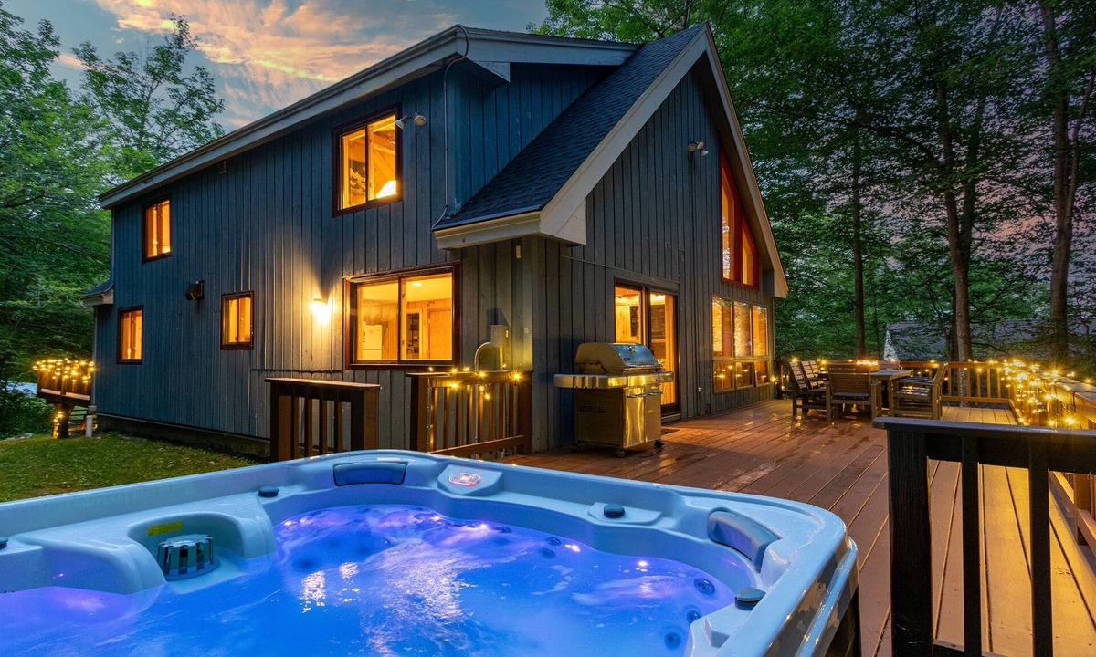 West Dover House | Bears Den Chalet | Ski Home Trail, Moover Shuttle, Outdoor Hot Tub!