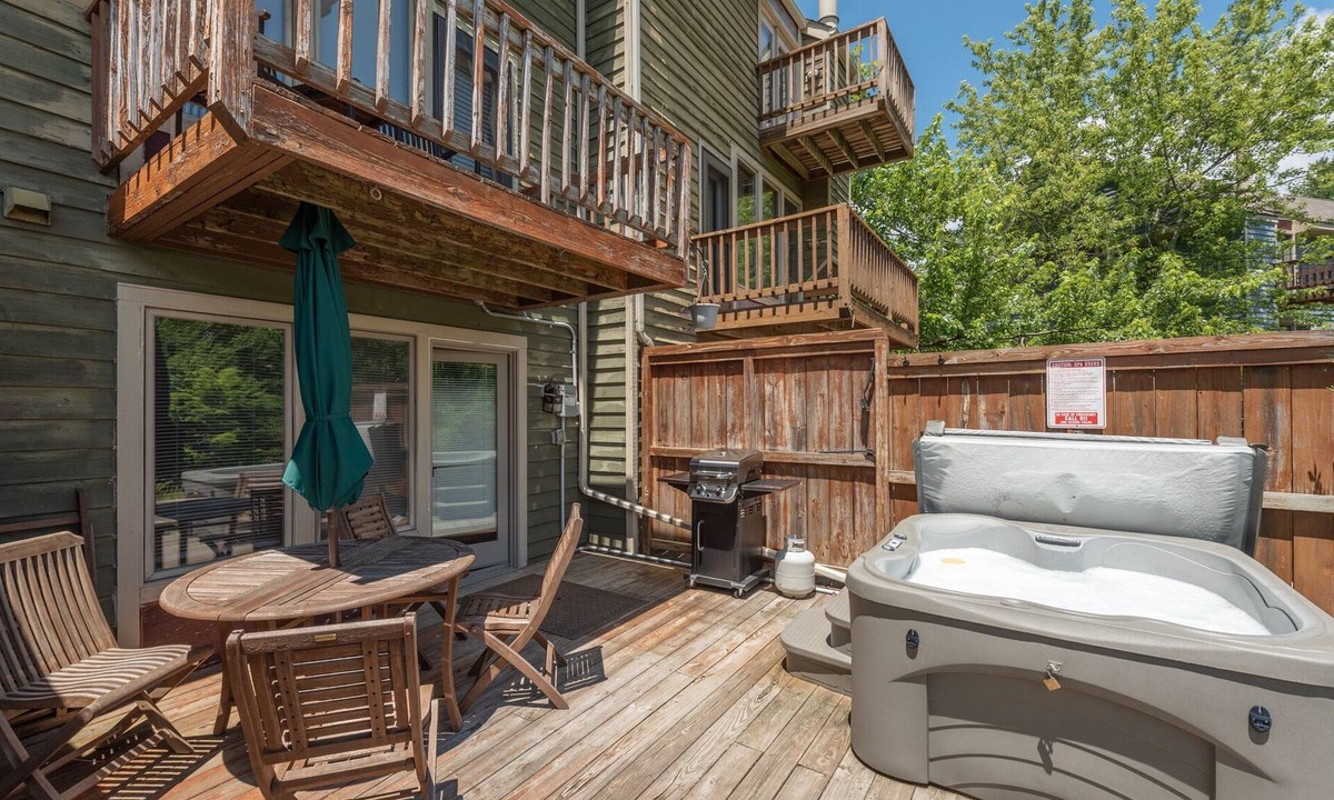 McHenry House | Beary Cozy: Ski In/Ski Out, Hot Tub!