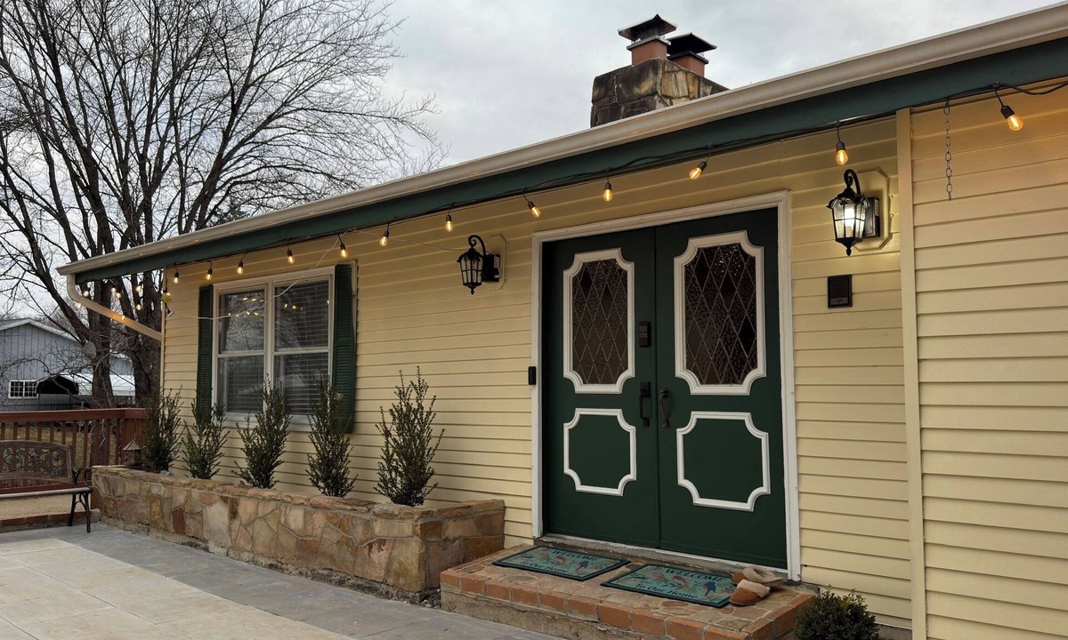 Leesburg House | Beautiful 3 BR 2 Bath Private Main-first floor with AC Heat in Leesburg, VA