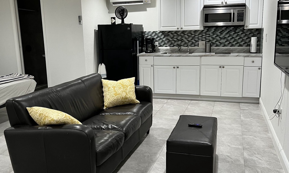 Cutler Bay Apartment | Beautiful Miami Pool Lake Studio