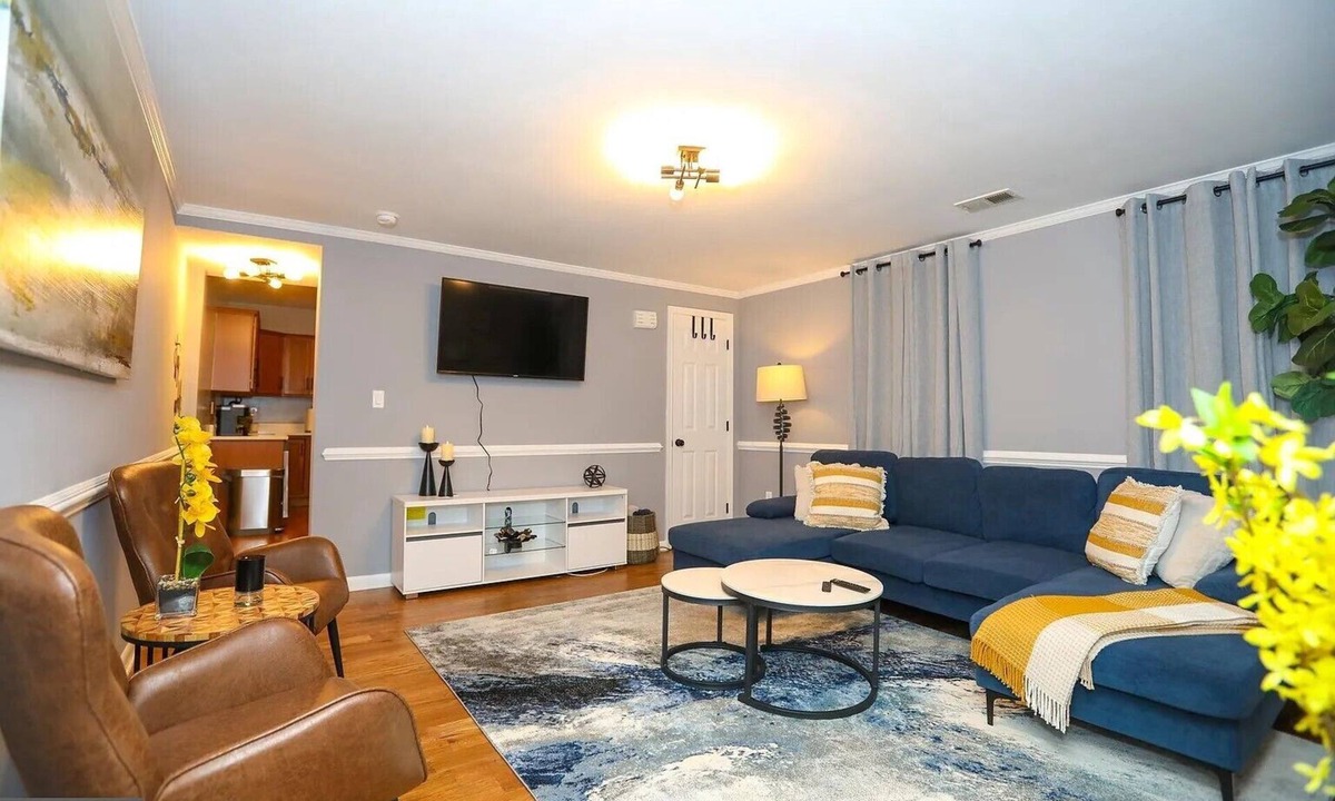 Upper Fells Point House | BEAUTIFULLY FURNISHED COZY ENSUITE 2BR/3BA W/2 SLEEPER SOFAS, UPPER FELLS POINT