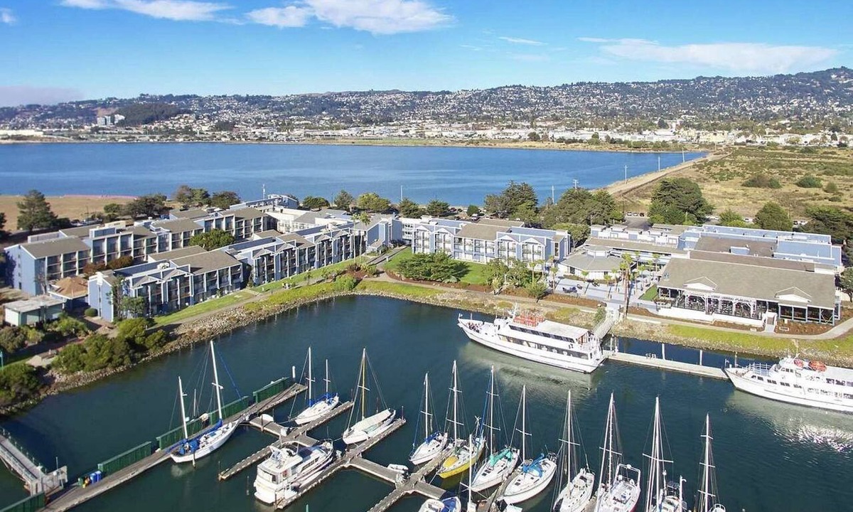 Berkeley Hotel | Berkeley Marina Views + On-site Dining. Pool. Gym.