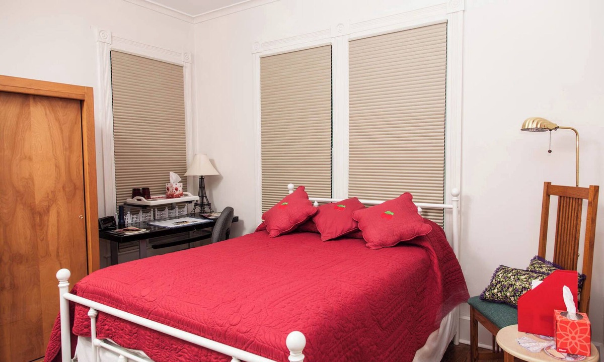 Burlington Bed & Breakfast | "Berry Patch" @ Squirrel's Nest B&B, LLC