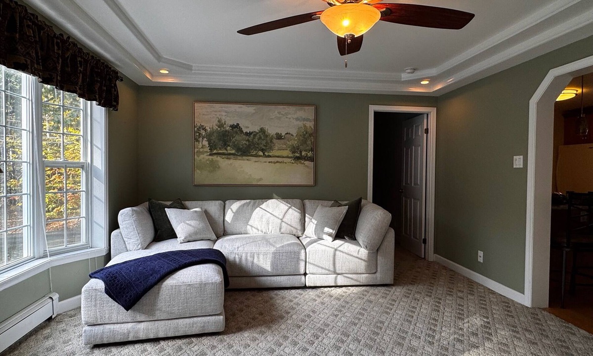 Laconia House | “Between the Bays Getaway” — Hot Tub, Firepit & Fun in Laconia!