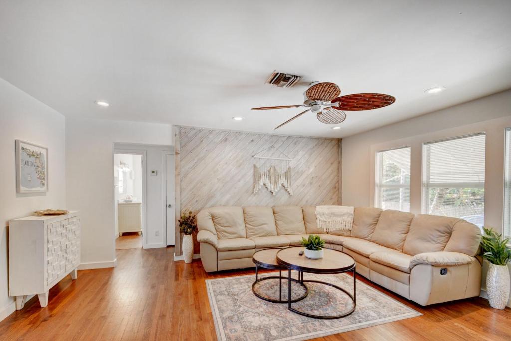 Lake Worth House | Big vacation home with POOL, BBQ - 9min to BEACH