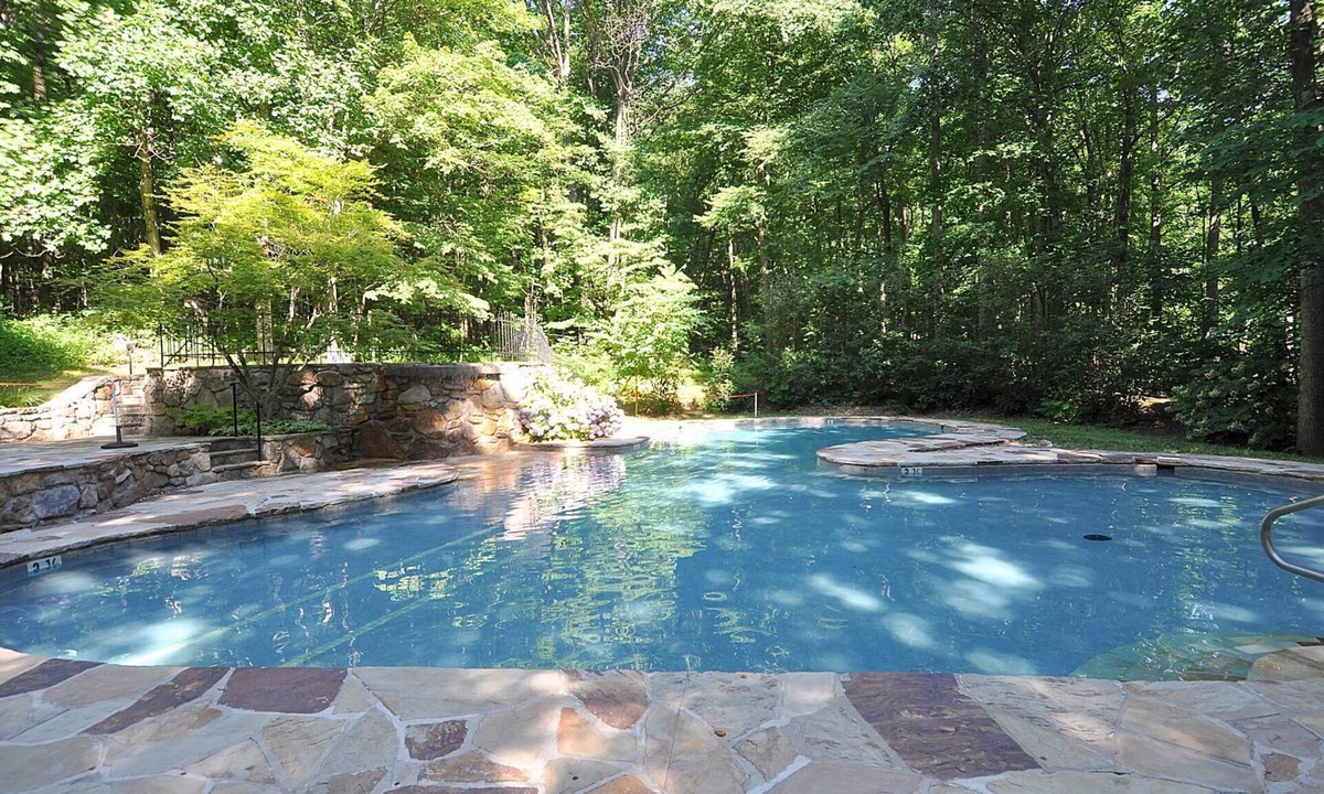 Berkeley Springs Cabin | Black Forest - 5 Bedroom Escape
