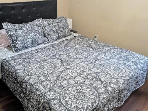 Palatka House | Blessfull Refuge Palatka - Solo Guest Room - Shared Bath - Shared Guest House