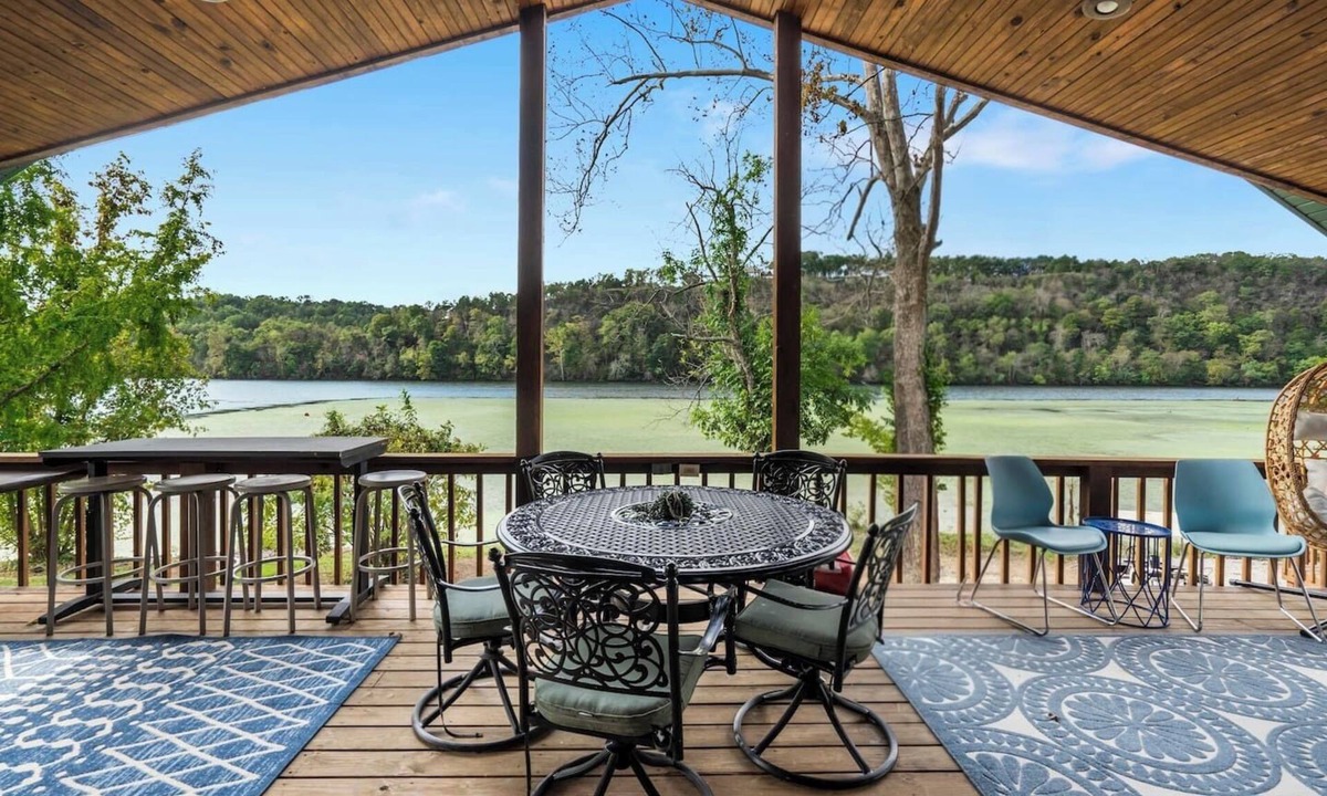 Branson Cabin | Branson - Lakefront - Sleeps 15pp - Groovy YKnot Lodge