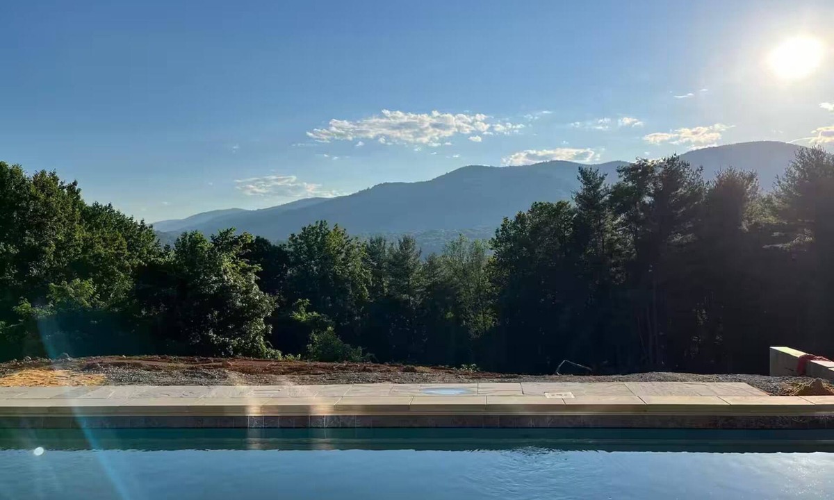 Woodville House | Breathtaking views of Shenandoah National Park with heated pool and hot tub.