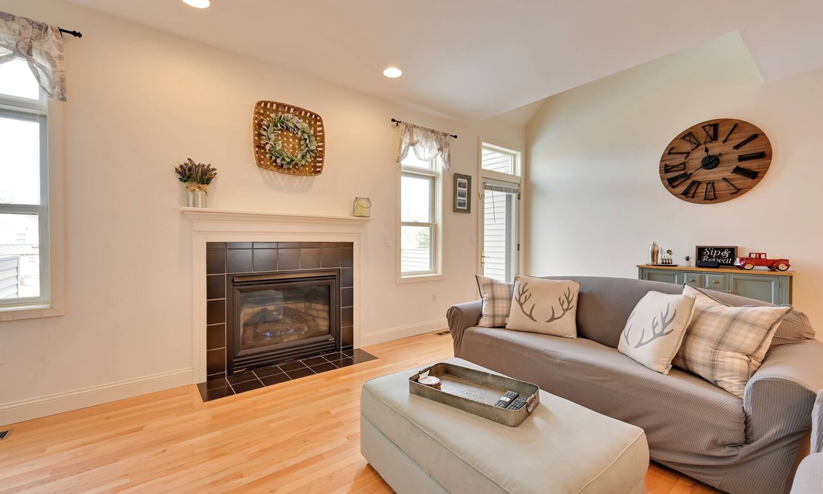 West Hartford Apartment | Bright Condo w/Community Perks: Near Ski Quechee!