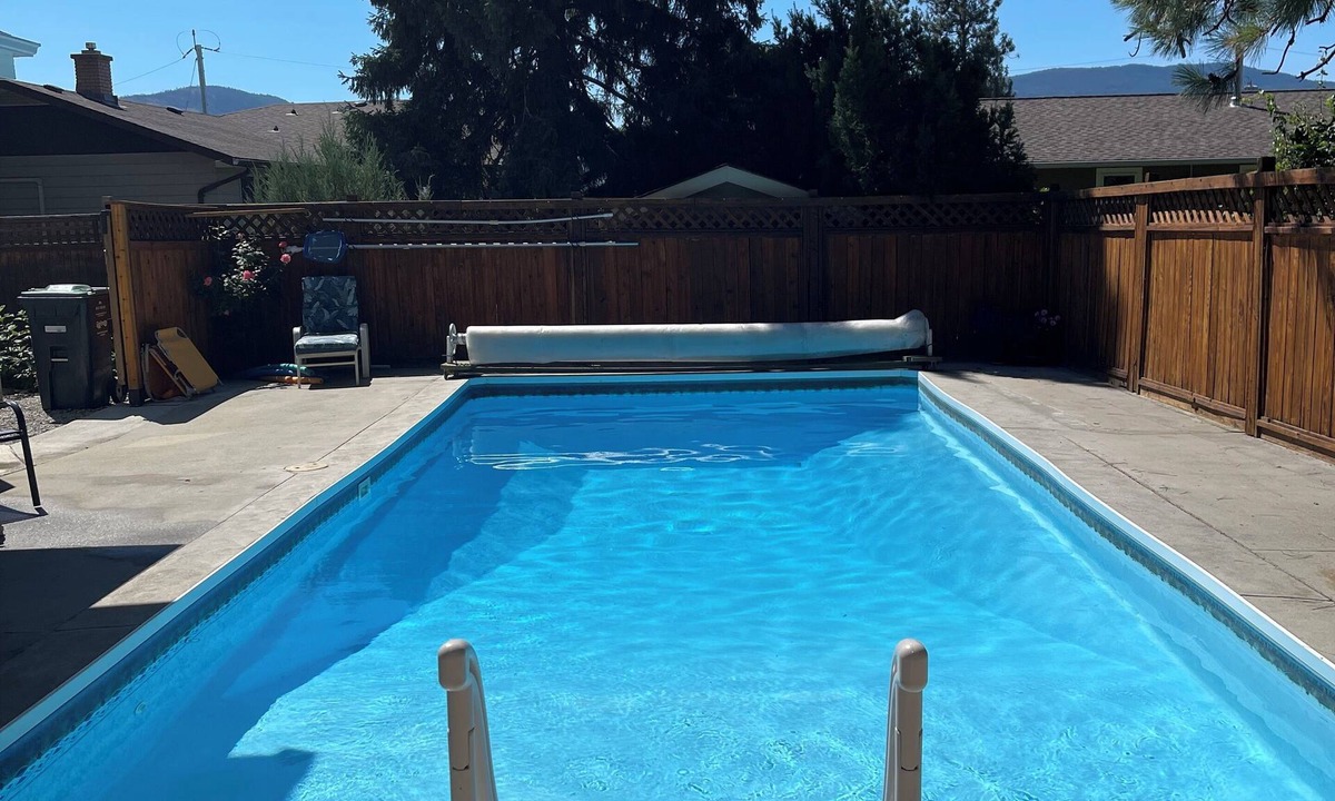 Okanagan-Similkameen Apartment | Bright poolside 2 bed, 2 bath Walkout Basement Suite