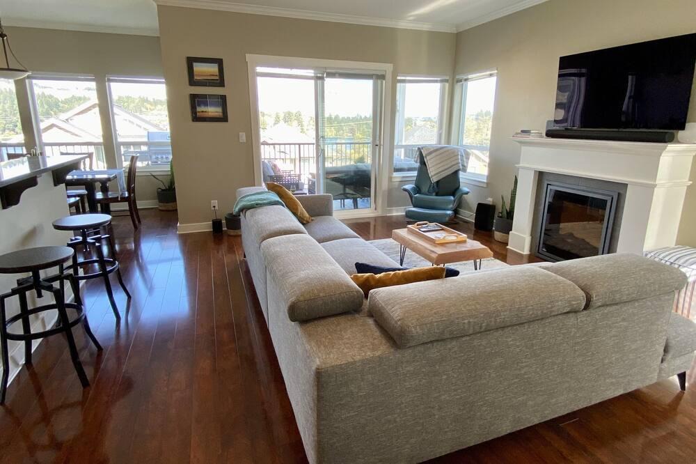 Langford House | Bright, spacious, central Lakeview home