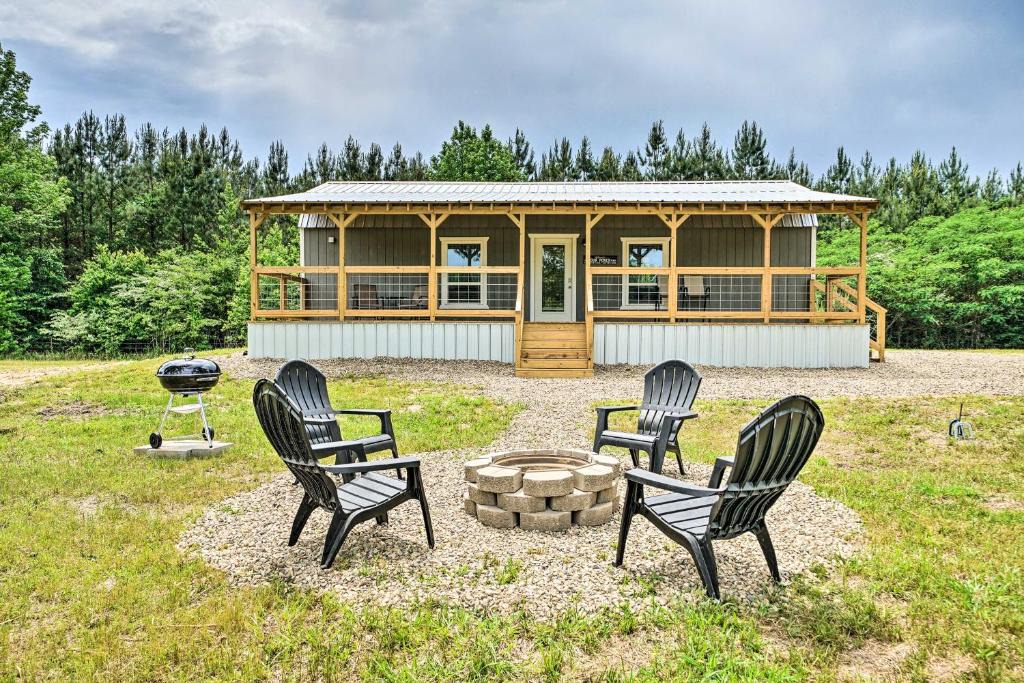 Broken Bow Apartment | Broken Bow Cabin on 15 Acres w/Stocked Fish Pond!
