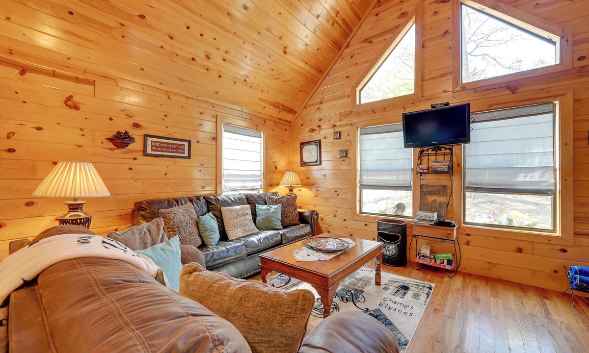 Broken Bow Cottage | Broken Bow Cabin w/Hot Tub & Fire Pit, Near Lake!