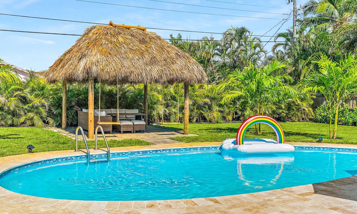 Palm Beach Gardens House | Casa Del Sol - Bike to Beach, Saltwater Pool & Private Backyard