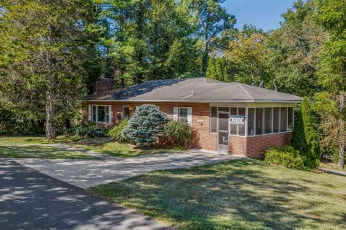 Berkeley Springs Ski Chalet | Castle View - Wifi, Pet Friendly, Screen Porch, Game Room, Grill, Family Friendly, Kid Friendly, Fireplace
