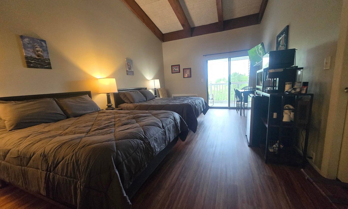 Weirs Beach Apartment | Cedar Lodge Room-Private Balcony Close to Weirs!