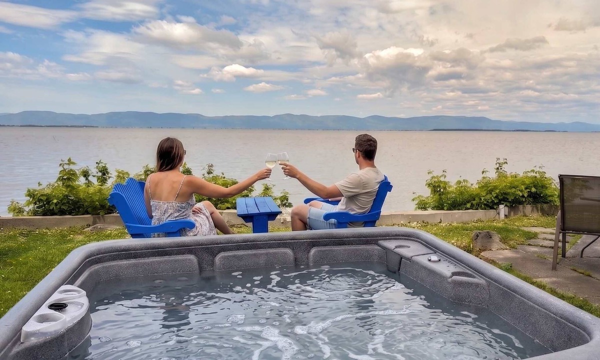 Cap-Saint-Ignace Ski Chalet | Chalet Studio #5 Waterfront with Spa, Fireplace & Wifi