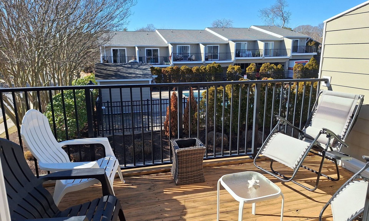 Country Club Estates House | Charming 2-BD Townhome, POOL, SLEEPS 6 - short walk to town, beach & boardwalk